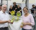 Bild: Hirsch
OGV-Jugendleiterin Petra Störtebecker lud zusammen mit den „Naturhelden“ Maria und Korbinian die angelieferten Äpfel ab. Silke Lohr (rechts) und Thomas Schwarz (links) unterstützen das Projekt Juradistl-Streuobst.