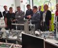 Bild: Bühner
Erich Bauer (Sechster von links) erklärt Kultusminister Bernd Sibler (Vierter von links), was die Festo-Lernfabrik ist.
