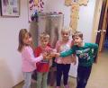 Bild: bsc
Neugierig probieren die Kinder den frisch gepressten Apfelsaft.