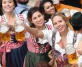 Bild: Tobias Hase/dpa
Besucherinnen in Tracht prosten mit Bierkrügen.