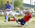 Bild: Hubert Ziegler
Daniel Neugebauer vom SV Raigering (links) zieht ab, sein Gegenspieler vom FC Bayern München kommt mit seiner Grätsche zu spät.