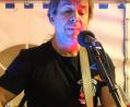 Bild: mfh
Gitarrenvirtuosen Rainer Schmidt greift am Samstagabend in die Saiten.
