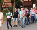 Bild: zer
Mit einem „Ave Maria“ machen sich die Enzenriether Wallfahrer auf den erlebnisreichen Weg zur Kreuzbergkirche nach Pleystein.