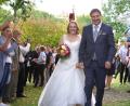 Bild: fvo
Nach der Trauung von Andrea und Sebastian Schwab ist der Lennesriether Kichhof voll mit Gratulanten.