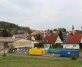 Bild: ds
Der Wertstoffhof in Etzelwang braucht mehr Platz. Eine Chance, den An- und Abtransport der Container besser zu gestalten, wäre der Abbau der angrenzenden ehemaligen Höfler-Halle (links im Bild).