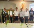 Bild: jzk
Vermieter Walter Mayerhofer, die Kreisvorsitzenden Tobias Reiß (CSU) und Matthias Grundler (JU) sowie die Pfarrer Dirk Grafe und Konrad Amschl (von rechts) gratulieren Bürgermeister und Ortsvorsitzendem Werner Nickl (Dritter von links) zu dem neuen CSU-Bürgerbüro.
