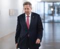 Bild: Bernd von Jutrczenka/dpa
Hans-Georg Maaßen, Präsident des Bundesamts für Verfassungsschutz (BfV), kommt aus der Sitzung des Parlamentarischen Kontrollgremiums für die Geheimdienste (PKGr) im Deutschen Bundestag..