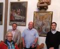 Bild: sei
Den Auftrag für die Restaurierung der Gemälde in der Moritzkirche erhielt Restaurator Erwin Rösch. (hinten, Mitte) Von der Notwendigkeit dieser Maßnahme haben sich der Förderverein mit Harald Puckschamel (hinten, links) sowie Pfarrer Stephan Rödl (hinten, rechts) und Kirchenpfleger Wolfhard Erling (vorne) überzeugt.