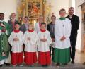 Bild: pi
Pfarrer Julius Johnrose (links) freut sich, dass Bastian Völkl, Katharina Götz und Christoph Bock (vorne, von links) künftig als Ministranten am Altar stehen werden.