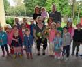 Bild: jr
Birgit Rosner (Mitte) feierte im Kinderhaus „Mutter vom guten Rat“ 25-jähriges Dienstjubiläum als Kinderpflegerin. Es gratulierten neben den Kindern der Nachmittagsgruppe auch Bürgermeister Max Bindl und Kinderhausleiterin Imke Steinert (hinten, von rechts).