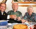 Bild: Stephan Huber
Mit Sekt stößt Bürgermeister Martin Preuß (links) mit Georg und Theresia Seidl auf deren 70. Hochzeitstag an.