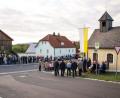 Bild: bkr
Abendliche Stimmung begleitet den Vorabendgottesdienst an der Kapelle. Die Dorfstraße ist für die Dauer der heiligen Messe gesperrt.