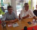 Bild: Dotzler
Landtagskandidatin Eva Kappl (rechts) und der Oberpfälzer Spitzenkandidat Marius J. Brey freuten sich, dass Linken-Parteivorsitzender Bernd Riexinger ihrer Einland ins Cafè Lawendls gefolgt ist.