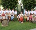 Bild: exb
Rund um den Dorfbrunnen postieren sich die Eschenfeldener Kirwapaare zum Gruppenfoto.
