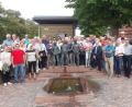 Bild: ads
Um die Drei Staffel-Brunzer, der Stadt-Brunnen von Miltenberg am Main-Ufer, versammelt sich die SPD-Reisegruppe aus Schnaittenbach mit Annette Pruy und Uwe Bergmann (vorne von links) für ein Gruppenfoto.