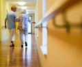 Bild: Christoph Schmidt/dpa
Die Pflege geht neue Wege: In Bayern soll es in spätestens fünf Jahren einen Rechtsanspruch auf einen Pflegeplatz geben. Profitieren sollen davon altersunabhängig alle Betroffenen ab Pflegestufe 2. Das beschloss der Ministerrat am Dienstag.