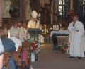 Bild: fjo
Bischof Thomas Holub aus Pilsen (rechts) übersetzt die von seinem Amtskollegen Rudolf Voderholzer (stehend, links) aus Regensburg vorgetragene Ansprache ins Tschechische.
