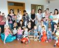 Bild: lts
Die Kinder und Mütter der Eltern-Kind-Gruppen treffen sich nun wieder regelmäßig mit Leiterin Karin Meier (links).
