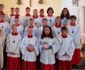Bild: gi
Lino Spandl und Julia Eger (Mitte mit Ministranten-Ausweis) wurden in der Filialkirche Tröbes in die Schar der Ministranten aufgenommen. Dazu gratulierten ihnen Pfarrer Josef Most und Kirchenpfleger Bernhard Rom.