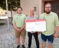 Bild: myd
Die Vorsitzenden der KLJB Schwarzenbach Nico Bergler (links) und Felix Bauernfeind (rechts) überreichten Bernhard Forster 300 Euro für die Mission in Tansania.