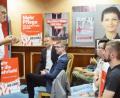 Bild: Gabi Schönberger
Viele junge Leute kommen in den Bräuwirt, um mit Linken-Parteivorsitzenden Bernd Riexinger, dem Direktkandidaten für den Stimmkreis Weiden Ali Zant und für die Landesliste, Marius Brey (von links), zu reden.
