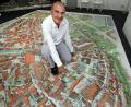 Bild: Wolfgang Steinbacher
Pablo de la Riestra kniet auf seinem Werk, dem Stadtplan von Amberg. Dass er auf das ehemalige Bürgerspital deutet, ist wohl eher Zufall, so genau kennt er das Projekt nämlich nicht, das an dieser Stelle entstehen soll.