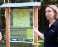 Bild: Hirsch
Projekt-Försterin Hannah Sieren gestaltete die Tafeln der Lehrpfade "Zukunftswald" und führte die Teilnehmer durch den zwei Kilometer langen Themenweg im "Kirchenwald" bei Neukirchen.
