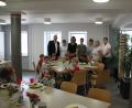 Bild: den
Im Vordergrund: die Kinder, die ihr erstes OGTS-Mittagessen einnehmen: Fleischpflanzerl mit Kroketten und Stampf
dahinter (von links) Bürgermeister Uli Roth, Lisa Kasseckert, Bianca Kiener-Dietrich, Rektorin Sigrid Reger-Scharf, gfi-Koordinatorin Martina Weiß, Gisela Dressler und Monika Rohrer.