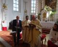 Bild: hm
Pfarrgemeinderatssprecher Klaus Summer und Stadtpfarrer Pater Georg Parambilthadathil gratulierten Pater Dagobert Scharf zum Jubiläum.