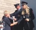 Bild: Hirsch
Nachwuchsbetreuerin Christine Ertl und Vorsitzender Achim Kröplin überreichten den Kindern die Urkunde zur Aufnahme in die Feuerwehr Fronberg.