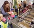 Bild: bkr
Die Buben und Mädchen des Kindergartens schauen gespannt zu, wie aus Früchten Saft wird.