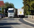 Bild: e
Schwerlastverkehr in der Köferinger Straße Haselmühl, rechts der Kindergarten.