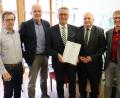 Bild: exb
Franz Stahl (Mitte) erhält zum Jubiläum Glückwünsche von Hauptverwaltungsleiter Markus Bergauer, Kämmerer August Trißl, zweitem Bürgermeister Peter Gold und Stadtbaumeister Andreas Ockl (von links).