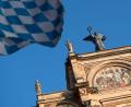Bild: Sven Hoppe
Eine Bayernflagge vor dem Münchner Landtagsgebäude. Foto: Sven Hoppe/Archiv