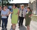Bild: Götz
Katrin Göring-Eckardt (grünes Kleid) ließ sich von Josef Brunner (Zweiter von links) und Veronika Peters-Brunner (vorne, links neben Göring-Eckardt) über den Hof führen.