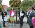 Bild: hl
Elisabeth Zintl stellt Bundestagsfraktionsvorsitzender Katrin Göring-Eckardt (von links) und Bundestagsabgeordnetem Stefan Schmidt (rechts) das Konzept der Hollerhöfe vor.