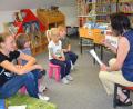 Bild: gi
Zur letzten Vorlesestunde im Kinder-Spaß-Programm hatte die Bücherei eingeladen. Besonders die Jüngsten lauschten mit Ohren, Augen und Mund.