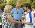 Bild: Hirsch
Lebenshilfe-Vorsitzende Irmgard Seifert (links) und Organisator Sven Hanke (Mitte) überreichten dem Spielführer des Turniergewinners den Siegerpokal.