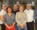 Bild: mmj
Georg Bayer erzielte beim Apfelbaumschießen das beste Ergebnis. Er nahm dieses Gewächs von Schießleiter Reinhold Wild (Zweiter von rechts) in Anwesenheit von Teilnehmern an diesem Wettbewerb in Empfang.