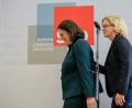Bild: Matthias Balk/dpa
Andrea Nahles, SPD-Parteivorsitzende (links), und Natascha Kohnen, SPD-Landesvorsitzende in Bayern, verlassen die Pressekonferenz im Maximilianeum in München.