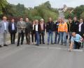 Bild: frd
Landrat Thomas Ebeling, die Bürgermeister Walter Schauer und Sonja Meier (ab Drittem von links), Kreisräte sowie Baubeteiligte und Firmenvertreter vergewisserten sich vom erfolgreichen Ausbau der Kreisstraße SAD 47.
