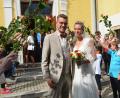 Bild: dob
Vor dem Kirchenportal wurde das Brautpaar Katharina Wolfrath und Sebastian Klaszka von zahlreichen Gratulanten in Empfang genommen.
