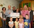 Bild: bey
Susanne und Alois Fischer (von links) übergeben Kathrin Götzl, Kinderhaus Heilig Geist (4. von links) und Petra Kunz-Wallerer, Kinderoase St. Emmeram (2. von rechts) einen Spende von 2.500 Euro. Darüber freuen sich Pfarrer Hubert Barteil (3. von links), Kirchenpfleger Bertwin Fleck (rechts) und Bürgermeister Karlheinz Budnik (3. von rechts).
