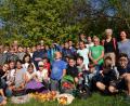 Bild: hcz
Renate Flauger (rechts) vom Obst- und Gartenbauverein ließ den Fünftklässlern des Kepler-Gymnasiums freien Lauf beim Pflücken.
