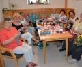 Bild: jr
In fröhlicher Runde wird zweimal im Monat gestrickt und gehäkelt: Elf Frauen des Katholischen Frauenbundes Mitterteich bilden derzeit die vereinseigene Bastel- und Handarbeitsgruppe, die vor 30 Jahren von Ursula Thoma (Fünfte von rechts) gegründet wurde. Als Leiterin ist seitdem ihre Tochter Rita Thoma (rechts) aktiv. Frauenbund-Vorsitzende Stilla Schuller (Dritte von rechts) dankte mit einem Blumenstrauß für das Engagement.