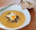 Bild: Gabi Schönberger
Die Kartoffelsuppe wird fein püriert und gekrönt von gebratenen Pilzen und einem Spiegelei.