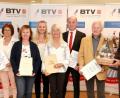 Bild: njn
Zahlreiche Vorstandsmitglieder werden für ihr jahrelanges Engagement im Turngau Oberpfalz Nord geehrt. Auf dem Bild die beiden Vorsitzenden Volker Richter (links) und Bernt Rose (rechts) mit (von links) Marlene Stopfer-Höhn, Bettina Völkl, Amelie Jäger, Iris Rahm, Reinhard Bachmeier und das neue Ehrenmitglied Horst Bär.