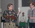 Bild: wec
Gemeindereferentin Kathrin Blödt übergibt Roman Sanders ein Regensburger Gotteslob.