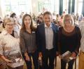 Bild: Gabi Schönberger
Neuburger Senioren zu Gast in Weiden. Federführend dabei (von links) die Neuburger Organisatorin Luise Hellweg, Seltmann-Haus-Chefin Susanne Meichner, Bürgermeister Jens Meyer, die Neuburger Seniorenbeiratsvorsitzende Renate Wicher und Seniorenbeauftragter Alfons Heidingsfelder.
