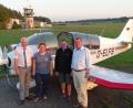 Bild: Dobmeier
Segelfluglehrer Peter Werner (von rechts) vom Aero-Club Weiden klärt Herbert Tischler, Andrea Glaubitz und Reinhard Meier über den Segelsport auf.